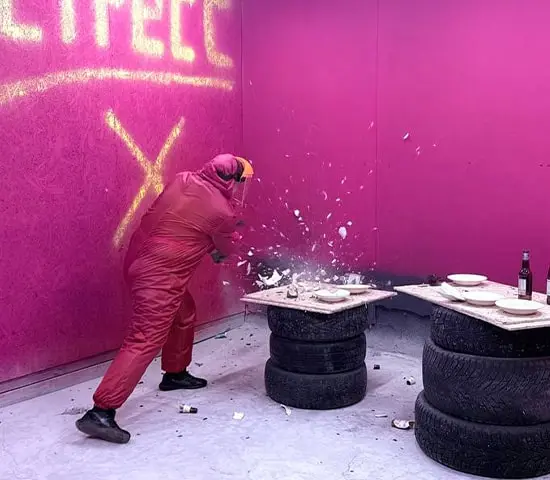 Комната ярости, бей посуду